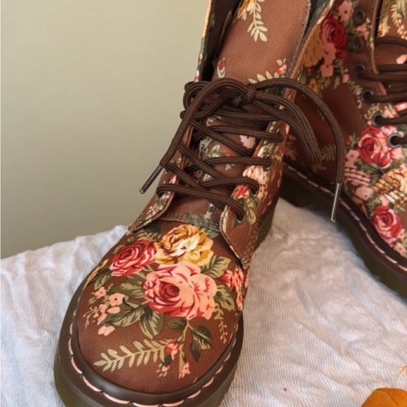 Dr. Martens floral combat boots 🌸🌹 - Picture 2 of 6